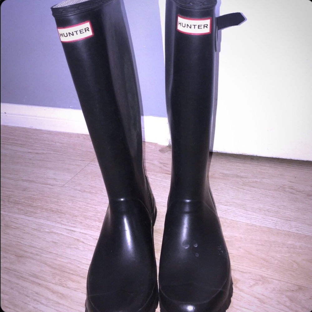 Used! Hunter boots buckle is broken!!